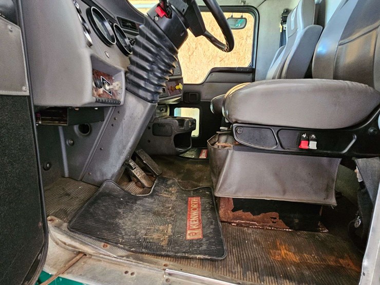 2005-kenworth-t300-image-27