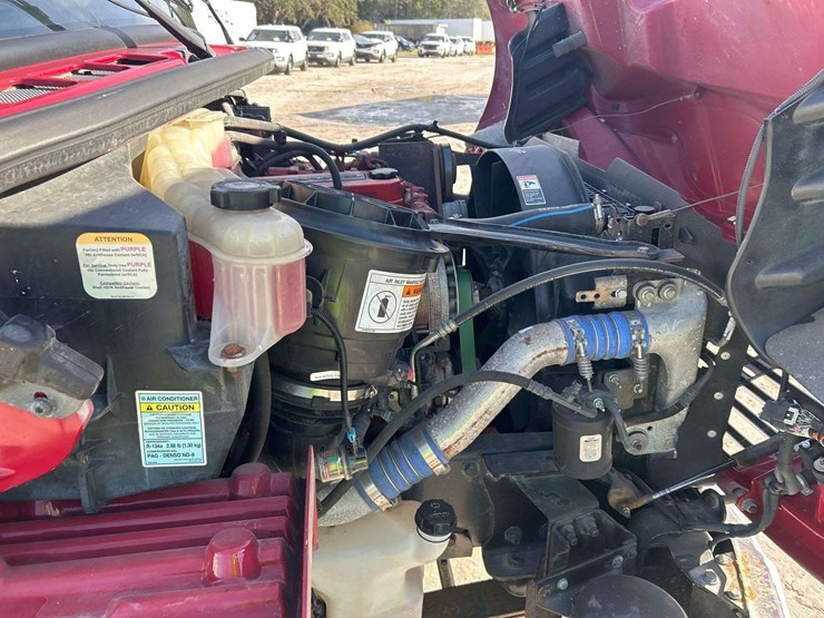 2014-freightliner-m2-106-image-9