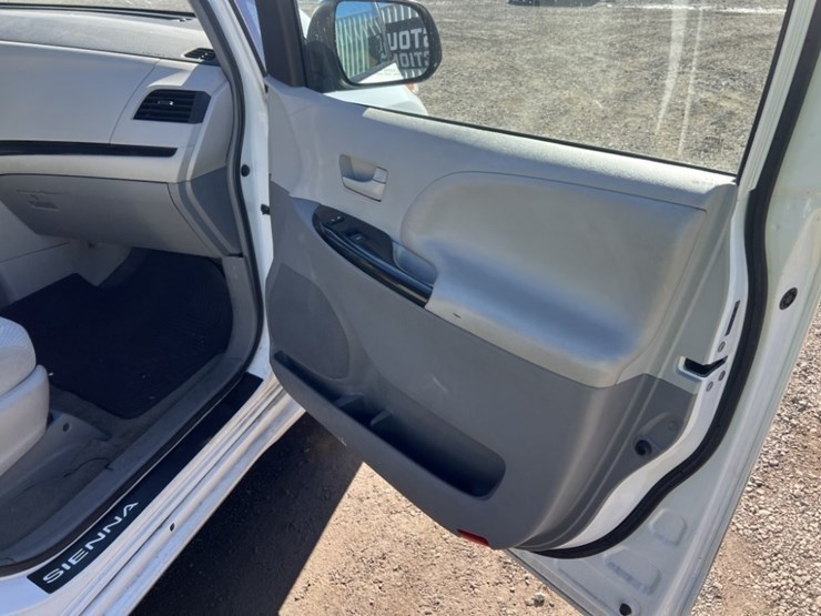 2014-toyota-sienna-le-image-21