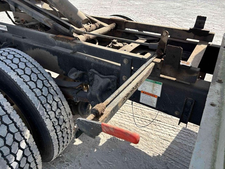 2012-freightliner-m2-106-image-43