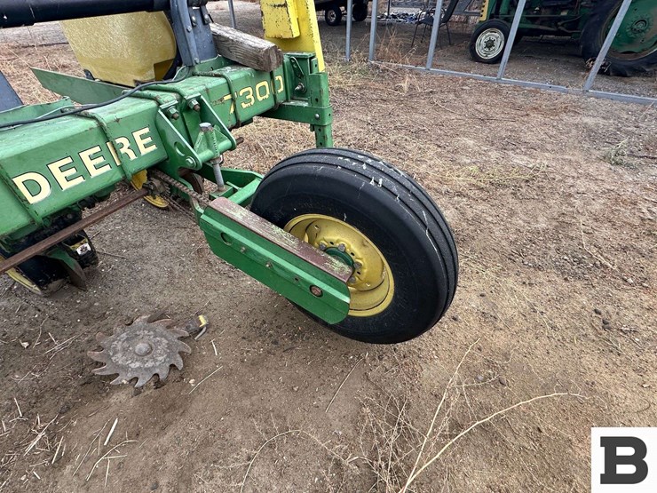john-deere-7300-image-12