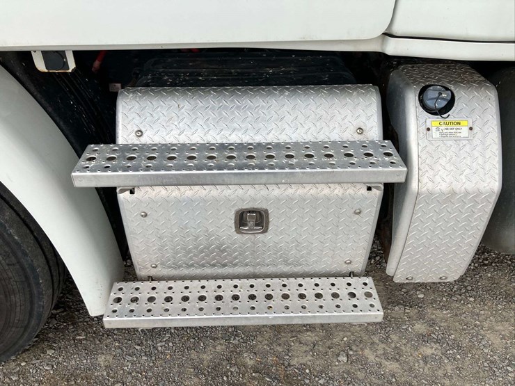 2013-freightliner-cascadia-image-25