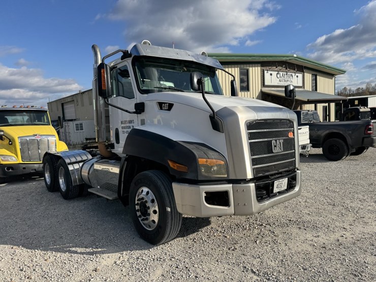 #4660-•-2013-cat-day-cab-truck-image-3