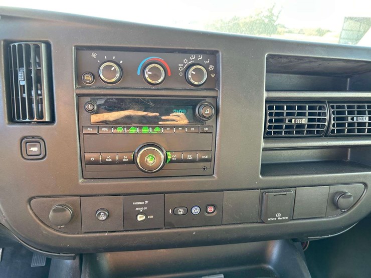 2016-chevrolet-express-2500-passenger-van-image-16