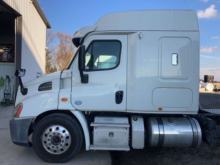 2013-freightliner-cascadia-image-3