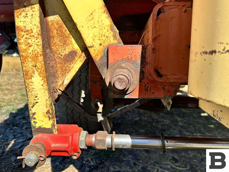 new-holland-1068-image-54