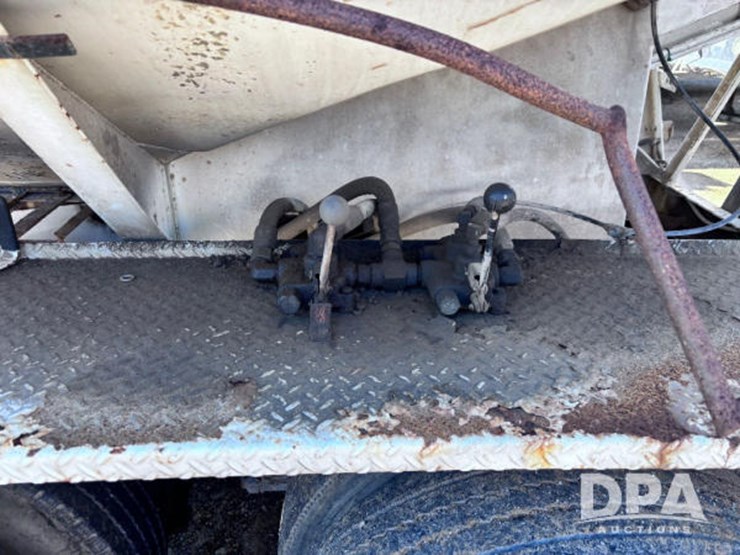 2003-volvo-10-image-35