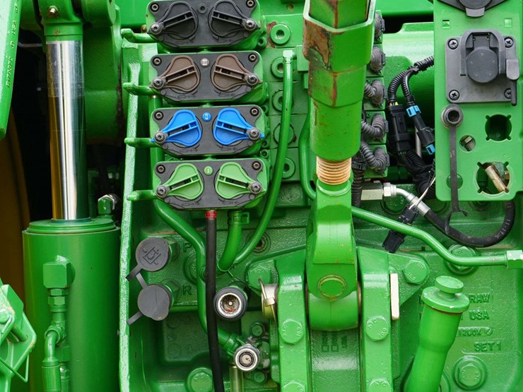2011-john-deere-8285r-image-41