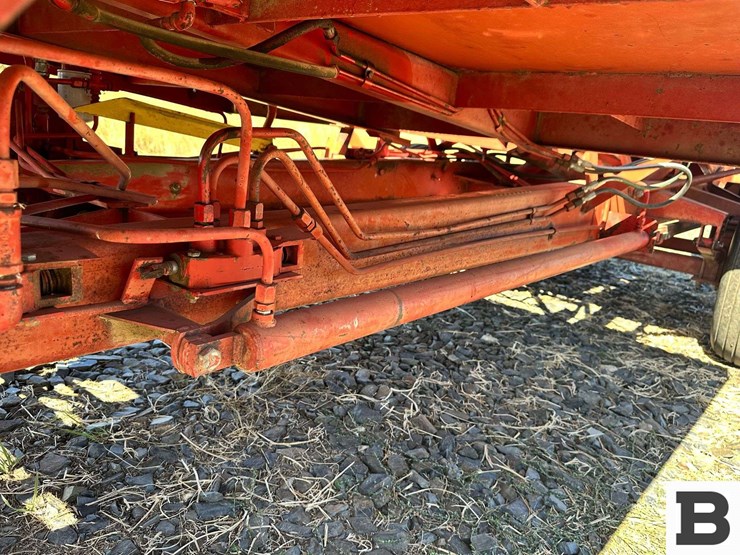 new-holland-1032-image-19