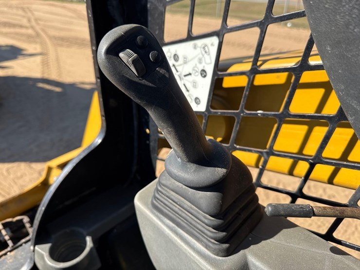 2023-caterpillar-259d3-image-25