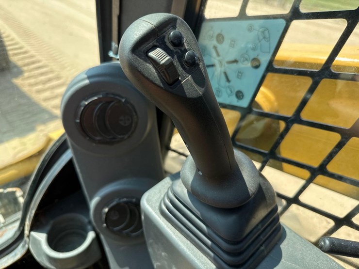 2024-caterpillar-242d3-image-29