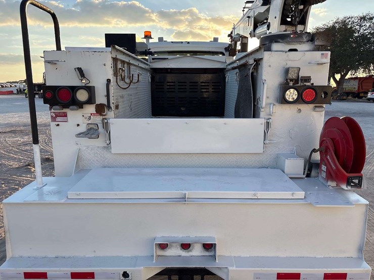 2013-freightliner-m2-106-image-20