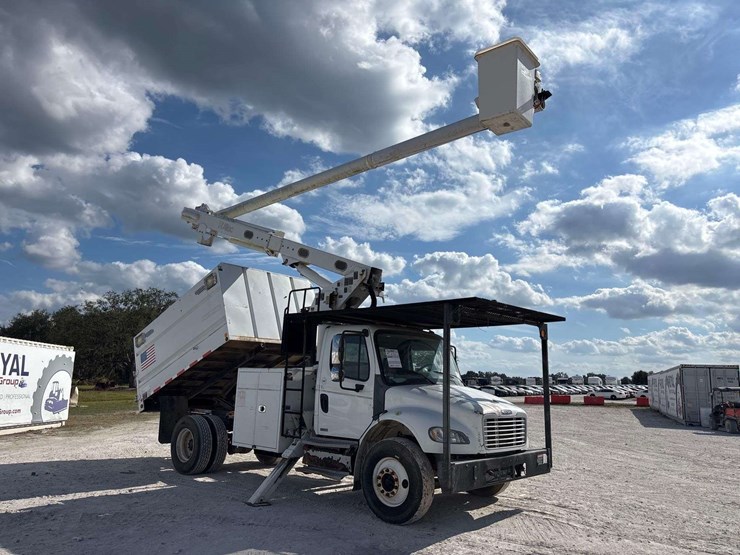 2012-freightliner-m2-106-image-2