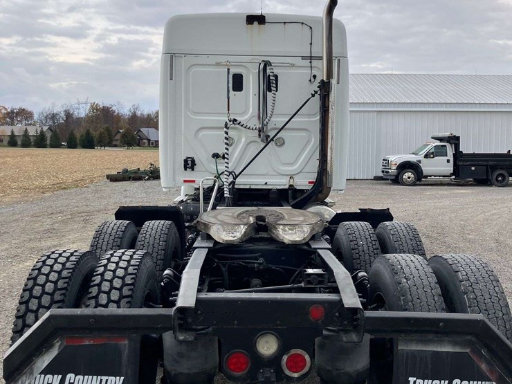 2013-freightliner-cascadia-image-6