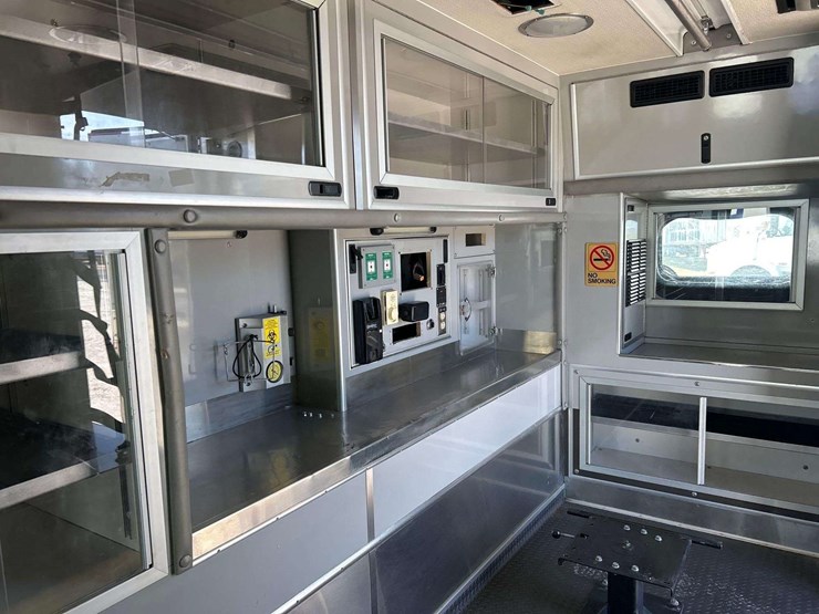 2014-freightliner-m2-106-image-28