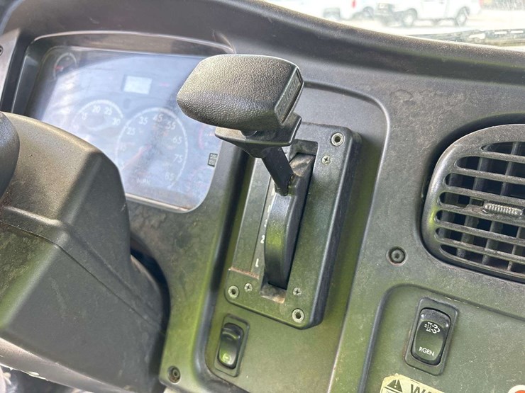 2012-freightliner-m2-106-image-59