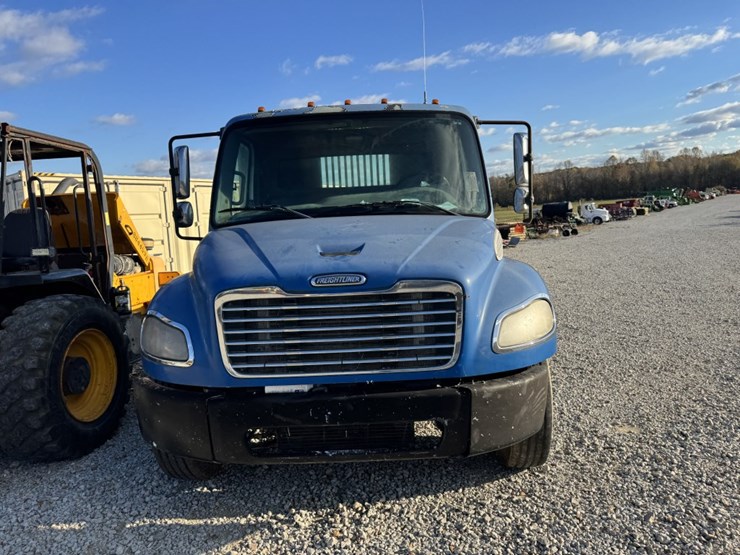 2007-freightliner-108sd-image-2