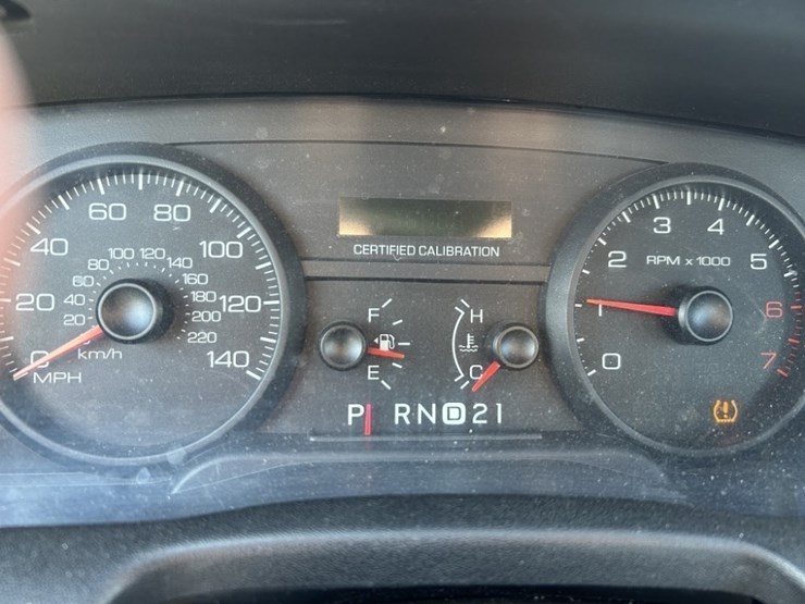 2011-ford-crown-victoria-sedan-image-32