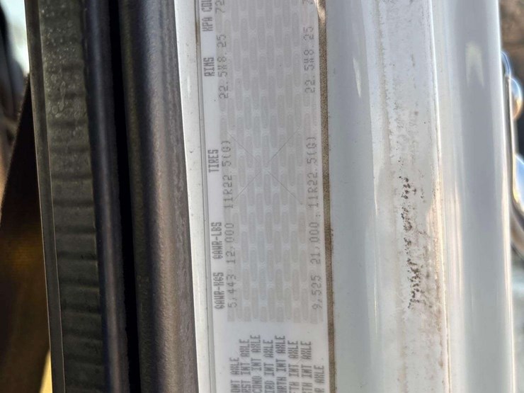 2013-freightliner-m2-106-image-6