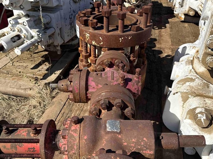 13-5/8-spool,-studded-with-4-valves-image-5