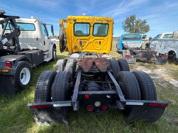2013-freightliner-cascadia-125-image-18