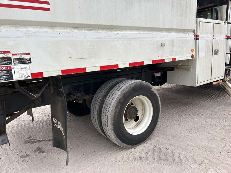 2015-freightliner-m2-106-image-20