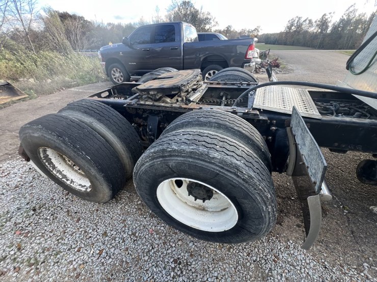 #4633-•-2004-freightliner-day-cab-image-4