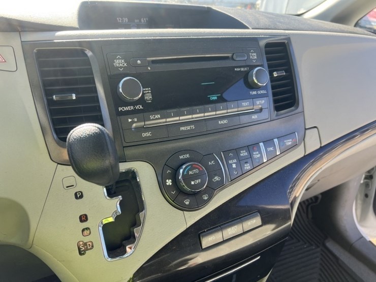 2014-toyota-sienna-le-image-31