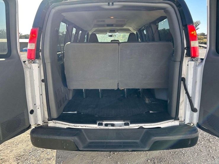 2016-chevrolet-express-2500-passenger-van-image-19