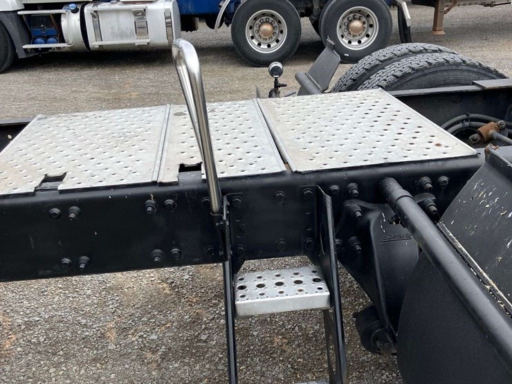 2013-freightliner-cascadia-image-24