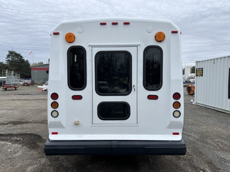 2016-chevrolet-express-paratransit-bus-image-5