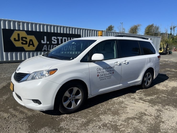 2014-toyota-sienna-le-image-1