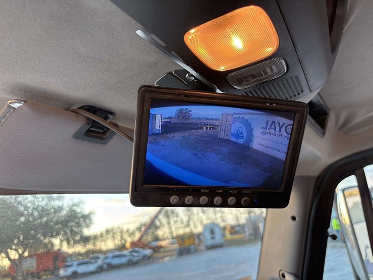 2013-freightliner-m2-106-image-41