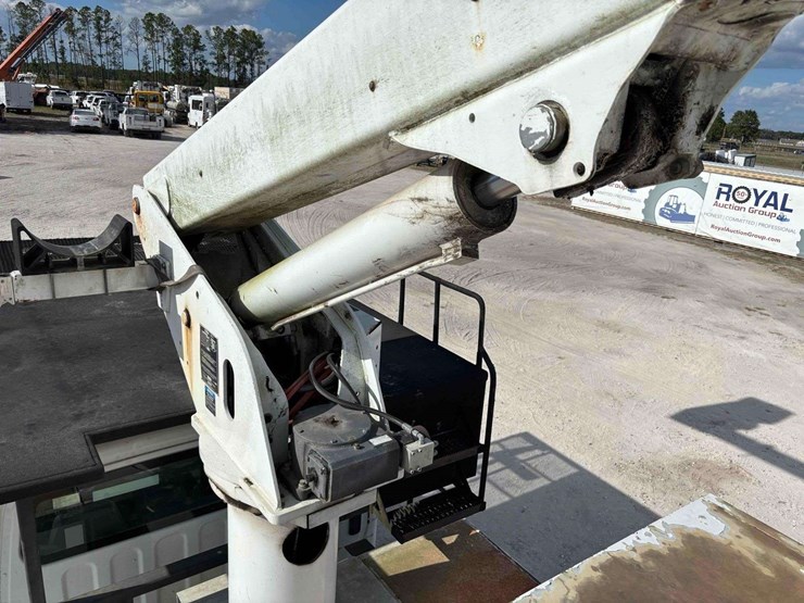 2012-freightliner-m2-106-image-18