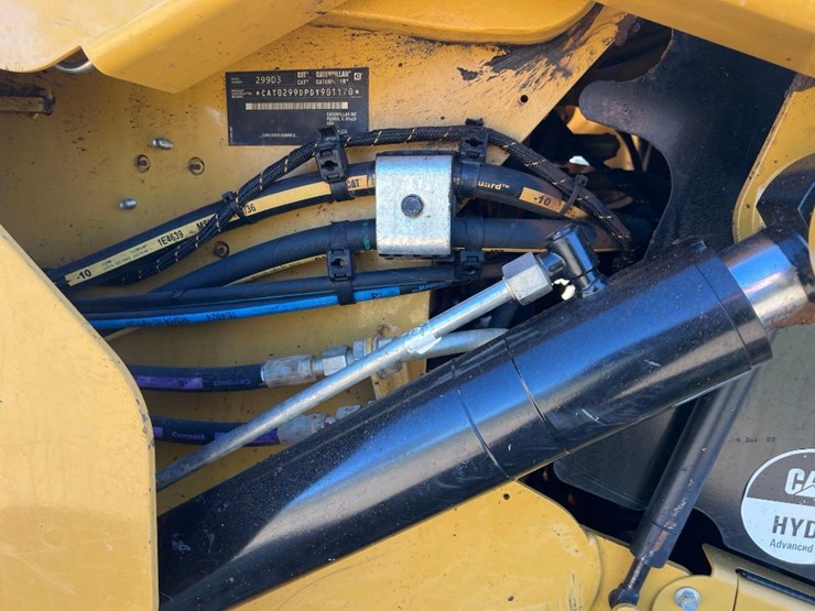 2020-caterpillar-299d3-image-16