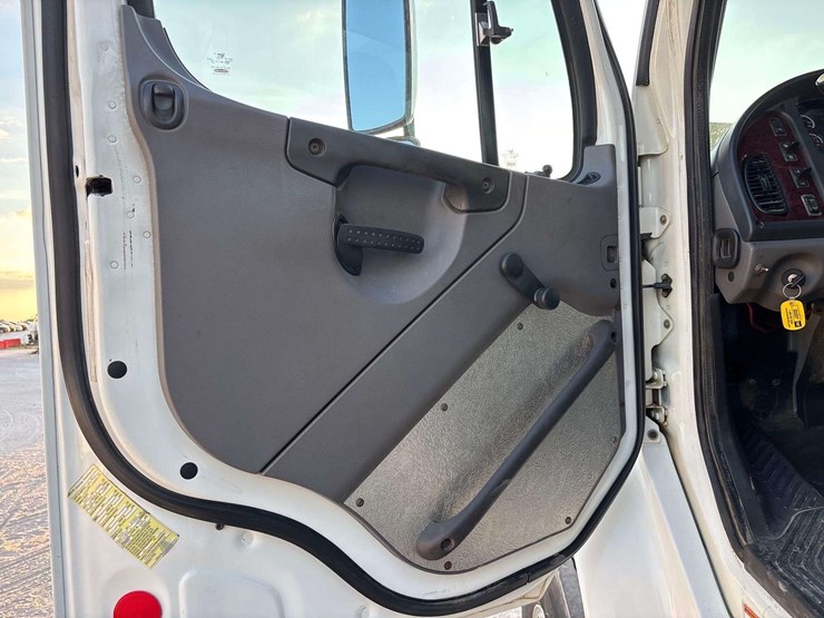 2013-freightliner-m2-106-image-33