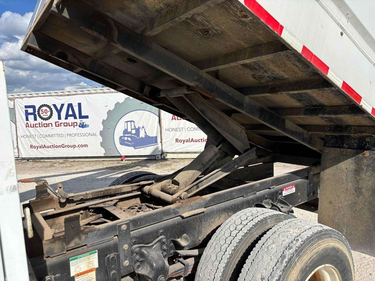 2012-freightliner-m2-106-image-37