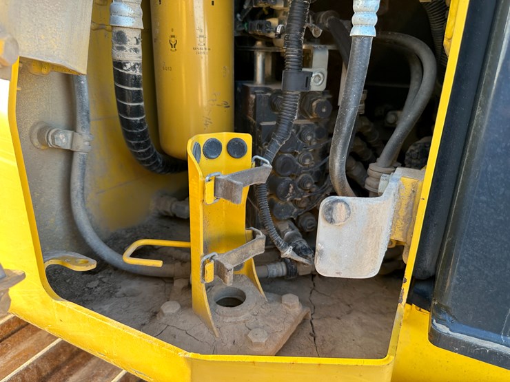 #32837-•-komatsu-39px-crawler-dozer-km10d130kka096648-image-41