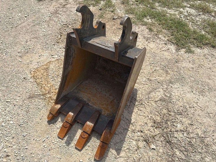 kubota-k7874-18in-digging-tooth-bucket-excavator-attachment-image-1