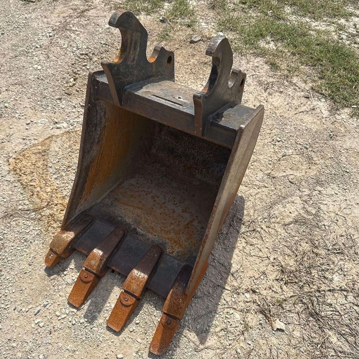 Kubota K7874 18in Digging Tooth Bucket Excavator Attachment