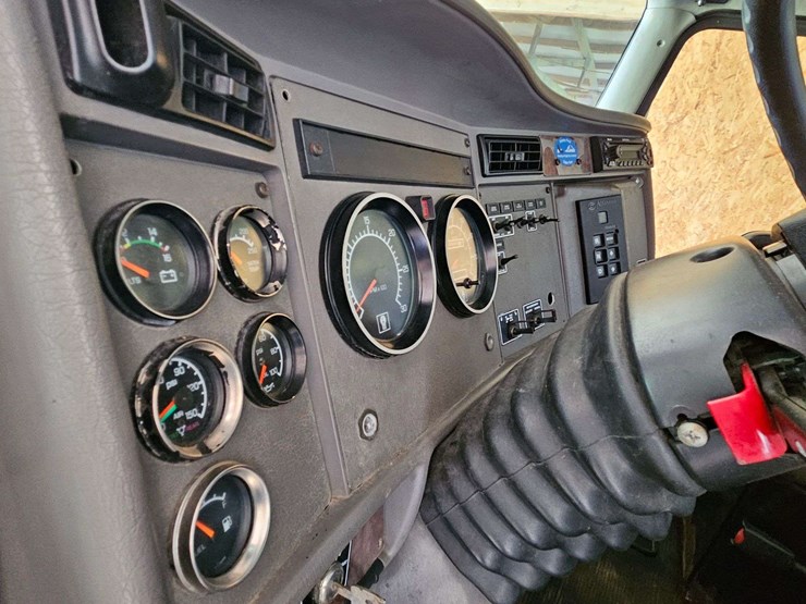 2005-kenworth-t300-image-30