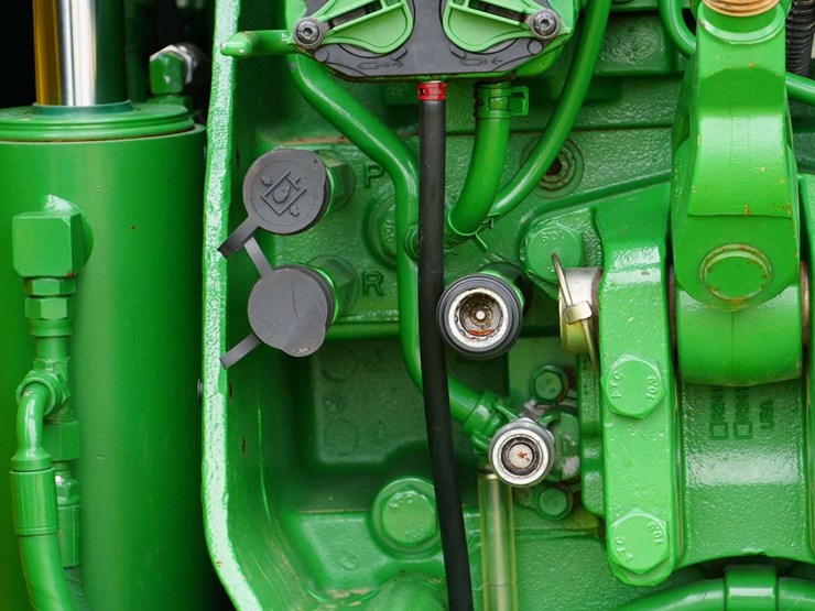 2011-john-deere-8285r-image-43