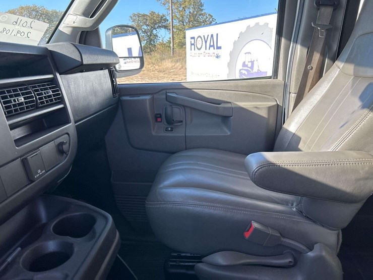 2016-chevrolet-express-2500-passenger-van-image-18