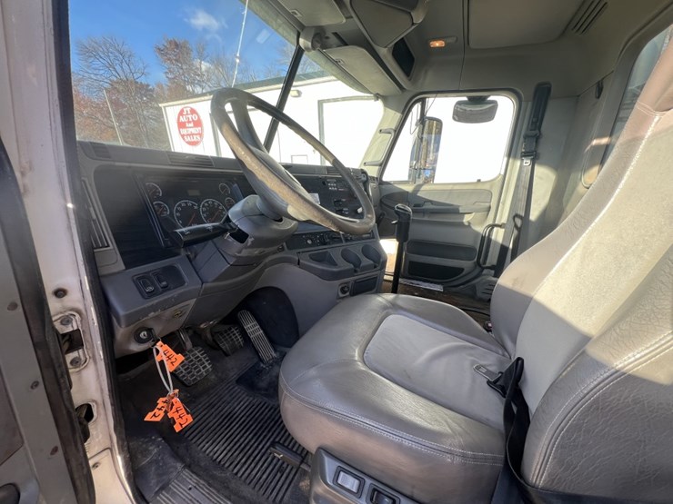 #4633-•-2004-freightliner-day-cab-image-7