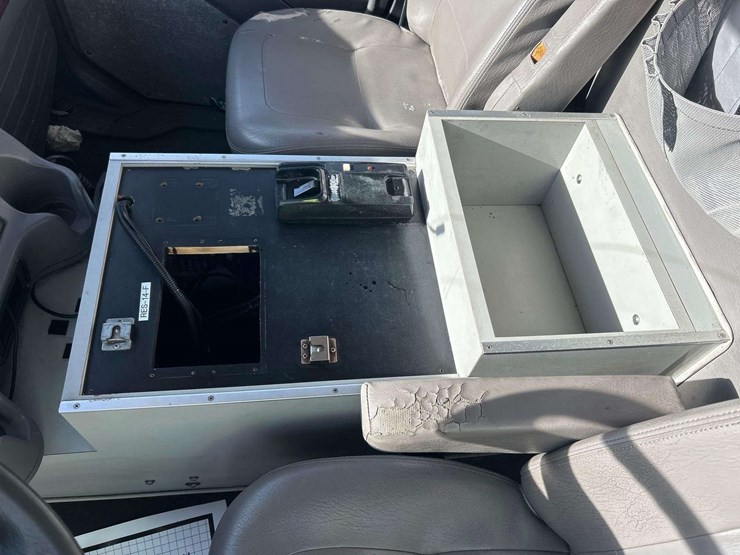 2014-freightliner-m2-106-image-18