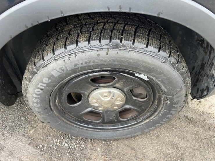 2017-ford-explorer-image-32