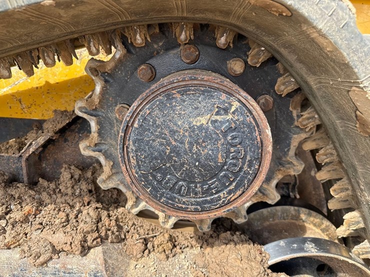 2017-deere-333g-image-10