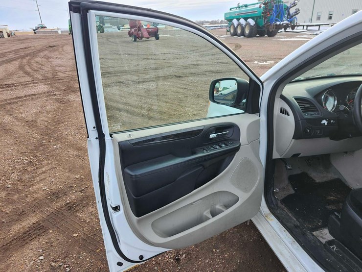 2015-dodge-grand-caravan-sxt-image-24