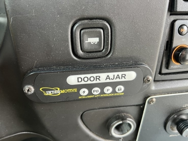 2016-chevrolet-express-paratransit-bus-image-30