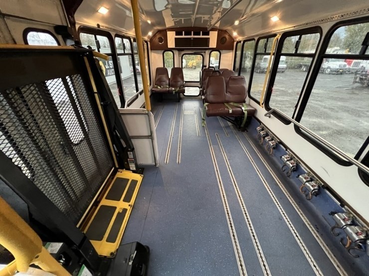 2015-chevrolet-express-paratransit-bus-image-21